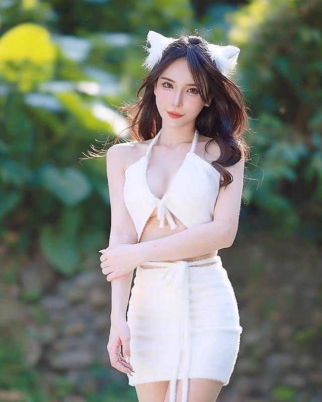 Mới đây, những hình ảnh cô nàng hoá bạch miêu và hắc miêu (mèo trắng và mèo đen) đang gây bão cộng đồng mạng.