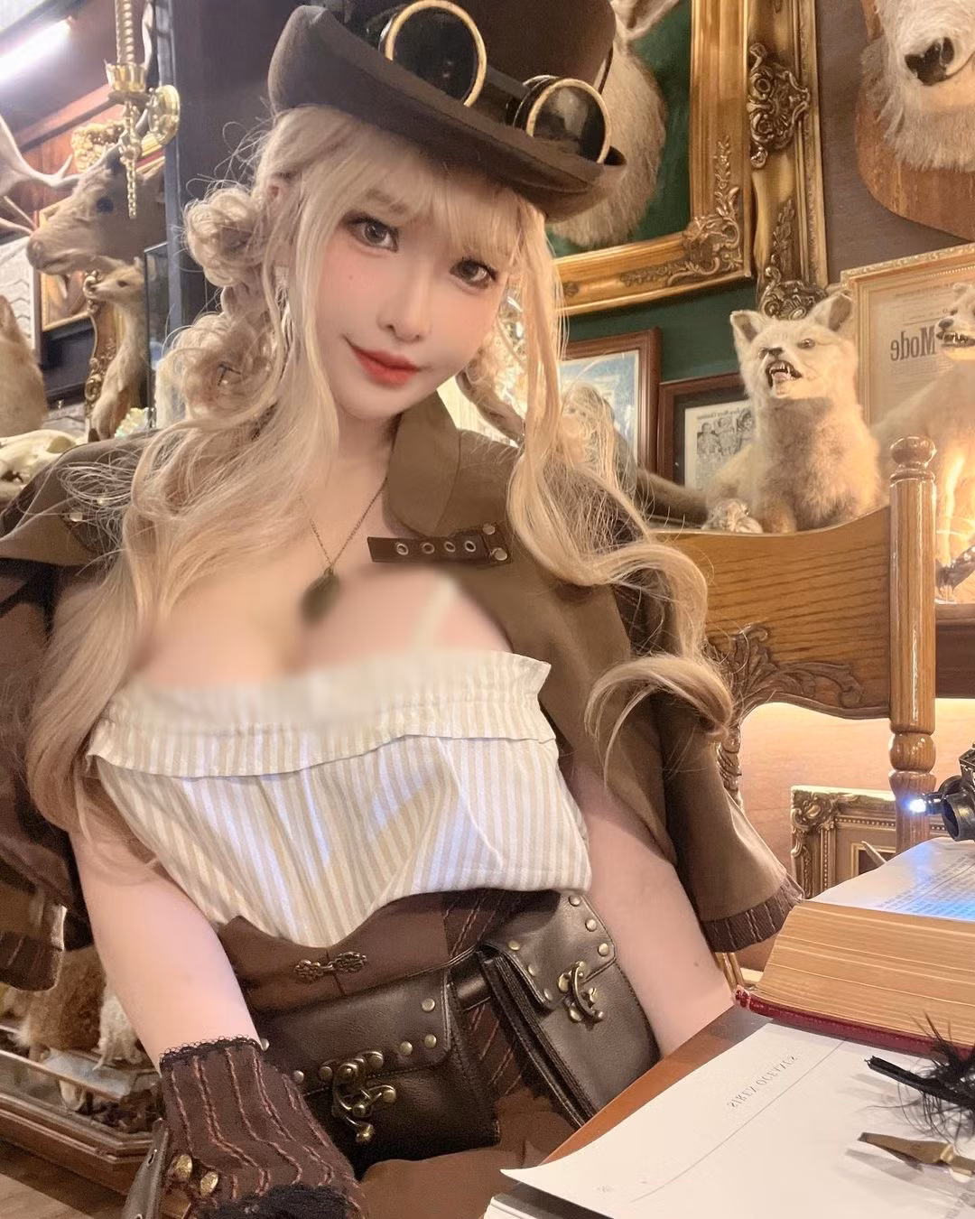 Các fan hâm mộ nhận xét, trông Dư Nạp Tư chẳng khác nào búp bê sống vì dáng vẻ quá xinh đẹp, hoàn hảo.