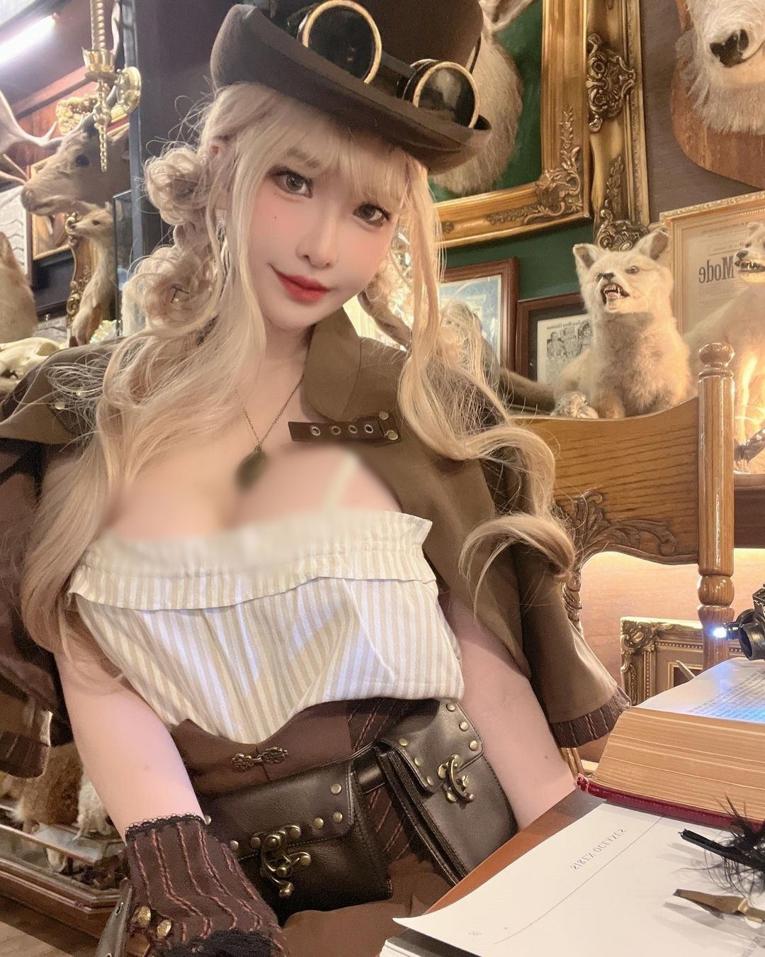 Các fan hâm mộ nhận xét, trông Dư Nạp Tư chẳng khác nào búp bê sống vì dáng vẻ quá xinh đẹp, hoàn hảo.