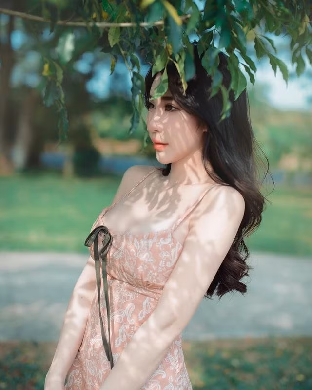 Trong loạt ảnh này, Dư Nạp Tư không ngừng khoe vẻ đẹp căng tràn nhựa sống của mình.