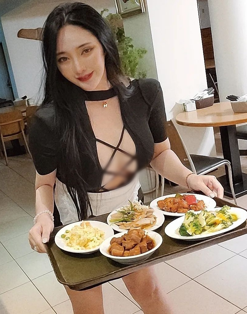 Nếu chỉ nhìn ảnh, khó ai có thể ngờ được, nàng hầu gái xinh đẹp, bốc lửa này chính là một nữ y tá đã có thâm niên làm việc 11 năm tại bệnh viện.