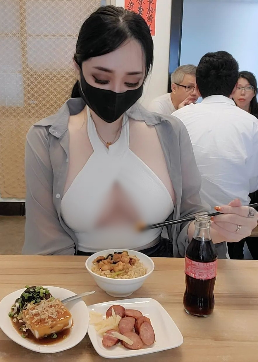 Theo tìm hiểu, đó là nữ y tá tên Hoàng Tĩnh, cũng là một hot girl, người mẫu gợi cảm nổi tiếng ở Đài Loan.