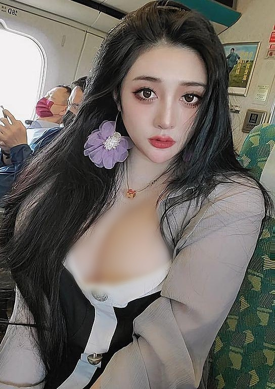 Quả thực, khi làm y tá kín đáo, chỉn chu bao nhiêu thì trang phục đời thường của cô nàng lại càng hở hang, thiếu vải bấy nhiêu.