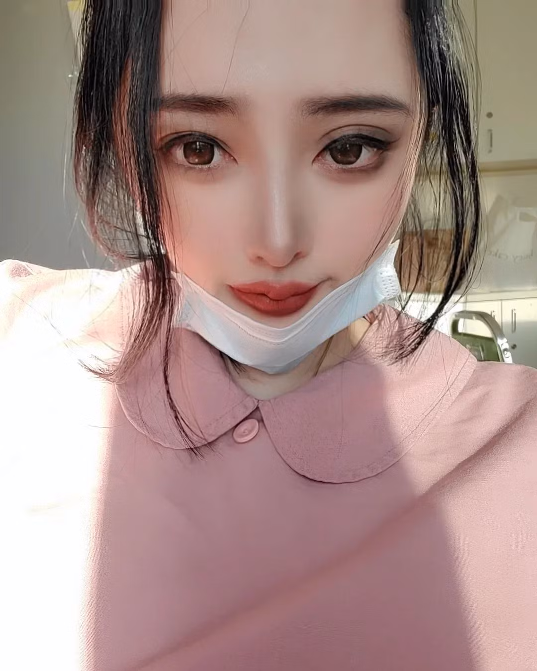 Theo Hoàng Tĩnh, công việc của một nhân viên y tế rất thiêng liêng, tốt đẹp, cô sẽ không bao giờ bỏ nghề dù hiện tại danh tiếng và tiền lương do công việc làm người mẫu đem tới lớn hơn nhiều.