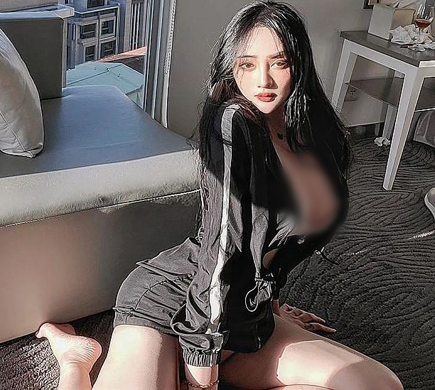 Khi làm việc, cô luôn ăn mặc kín đáo, tận lực hoàn thành trách nhiệm của một nhân viên y tế. Nhưng khi quay về cuộc sống bình thường, cô có quyền mặc mọi thứ mà mình thích.