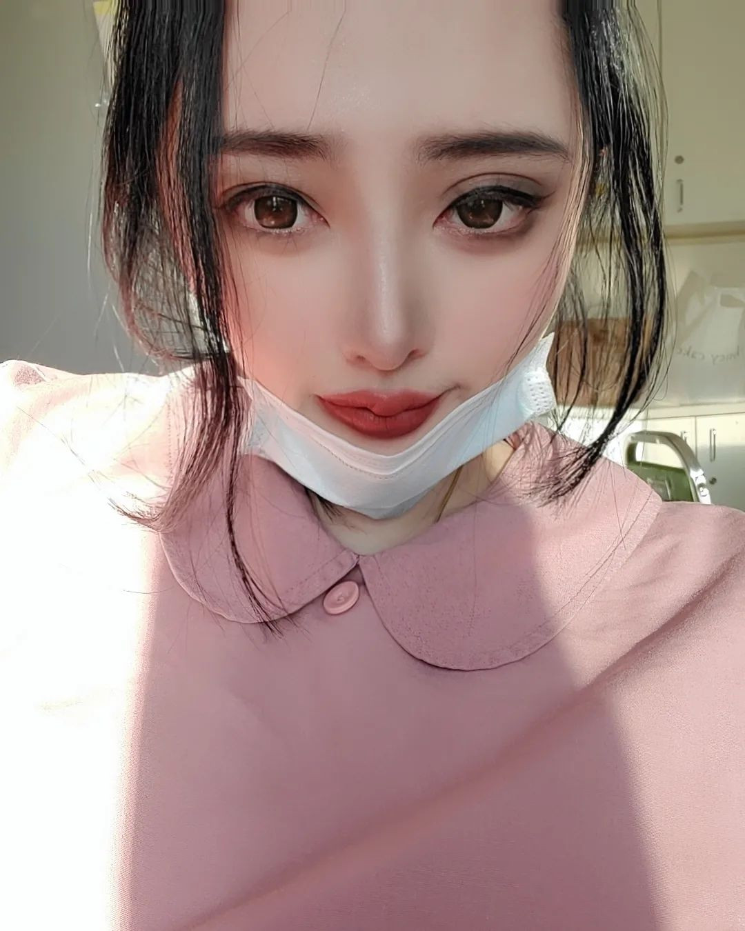 Theo Hoàng Tĩnh, công việc của một nhân viên y tế rất thiêng liêng, tốt đẹp, cô sẽ không bao giờ bỏ nghề dù hiện tại danh tiếng và tiền lương do công việc làm người mẫu đem tới lớn hơn nhiều.