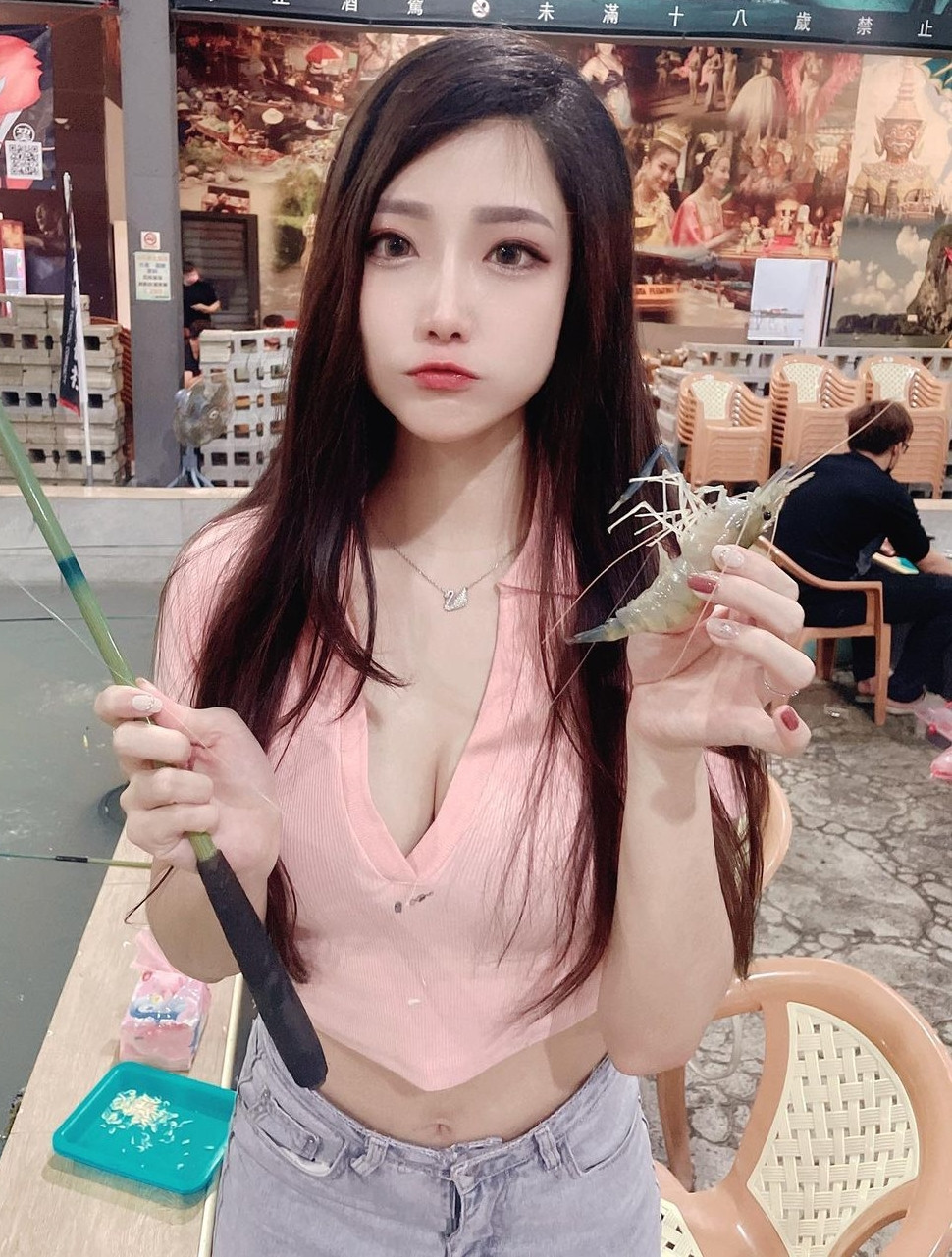 Rất nhanh sau đó, danh tính của hot girl câu tôm được cư dân mạng tìm ra, đó là Đào Nhi, một trong những hot girl, người mẫu nổi tiếng.