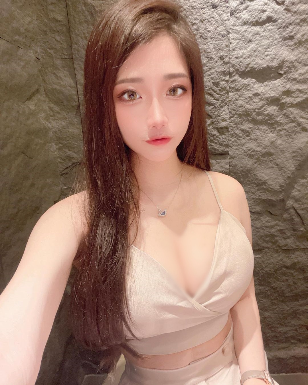 Sau khi gia nhập công ty người mẫu, gu thời trang của Đào Nhi cũng được định hướng theo phong cách gợi cảm, mát mẻ.