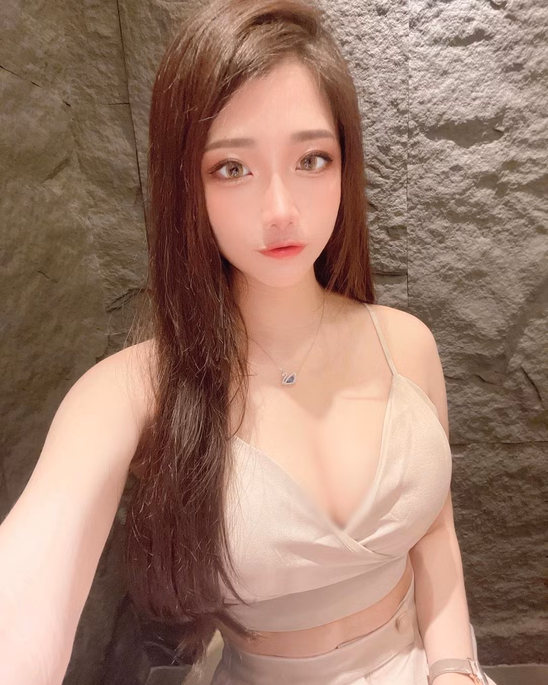 Sau khi gia nhập công ty người mẫu, gu thời trang của Đào Nhi cũng được định hướng theo phong cách gợi cảm, mát mẻ.