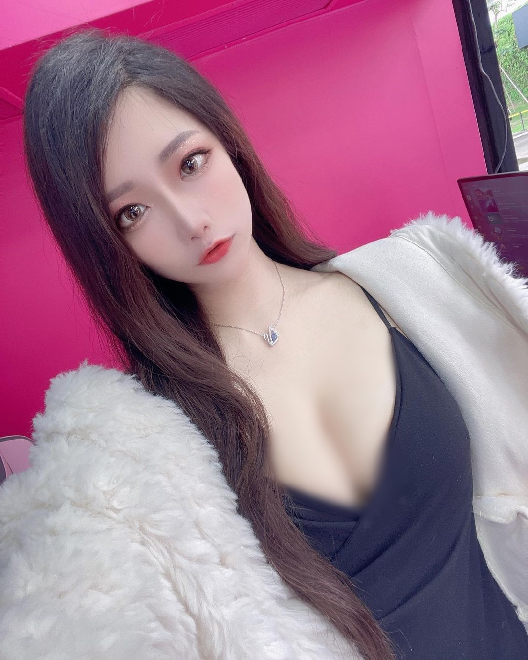 Cô nàng thường xuyên xuất hiện trong các set đồ bó sát, xẻ ngực sâu, khoe tối đa dáng vóc vừa thon gọn vừa bốc lửa.