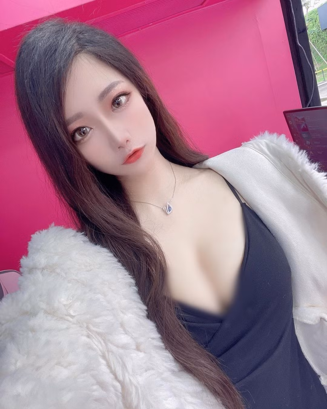 Cô nàng thường xuyên xuất hiện trong các set đồ bó sát, xẻ ngực sâu, khoe tối đa dáng vóc vừa thon gọn vừa bốc lửa.