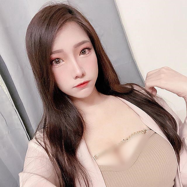 Các fan hâm mộ trung thành của Đào Nhi cũng tán dương và ủng hộ cô nàng. Họ cho rằng, ngoài ngoại hình xinh xắn, nóng bỏng, cô nàng thực sự có tài, không cần dùng chiêu trò để gây chú ý.