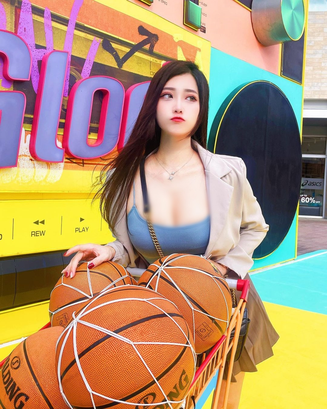 Cô nàng gia nhập công ty người mẫu JKF và trở thành một trong những gương mặt nổi bật.