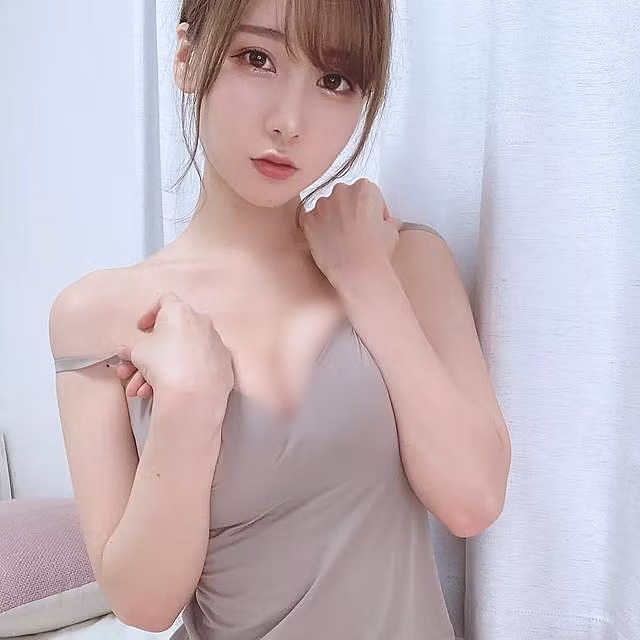 Đa số mọi người đều cho rằng, chiếc quần táo bạo của Ken Ken vô cùng phản cảm, khiến người nhìn phải xấu hổ thay.