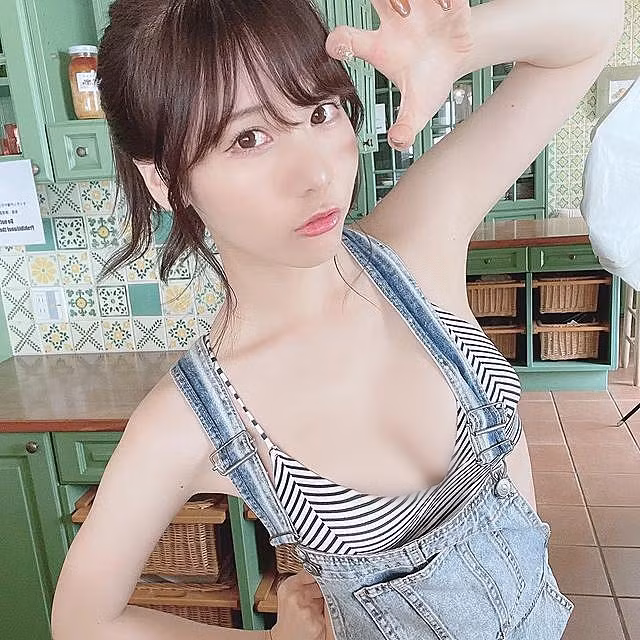 Trước đó, nữ diễn viên cũng từng gây chú ý khi diện bikini mix cùng quần yếm jeans.