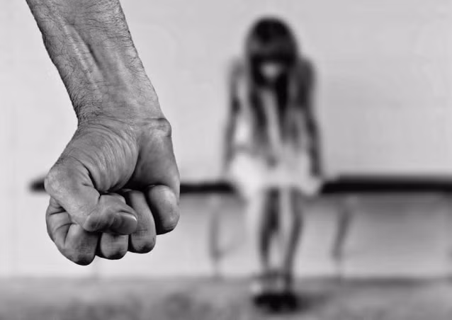 Den nha ban trai cu doi tien, co gai dau don hoa no le tinh duc