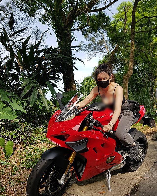 Lướt qua trang IG cá nhân của Chu Nghiên, có thể thấy rằng cô nàng cũng ưa phong cách trẻ trung, quyến rũ, không ngại diện đồ bó sát khoe đường cong cơ thể.