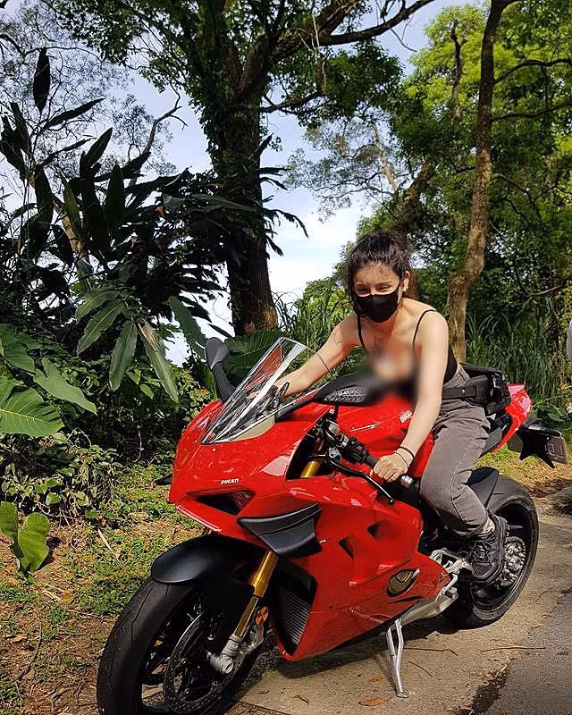 Lướt qua trang IG cá nhân của Chu Nghiên, có thể thấy rằng cô nàng cũng ưa phong cách trẻ trung, quyến rũ, không ngại diện đồ bó sát khoe đường cong cơ thể.