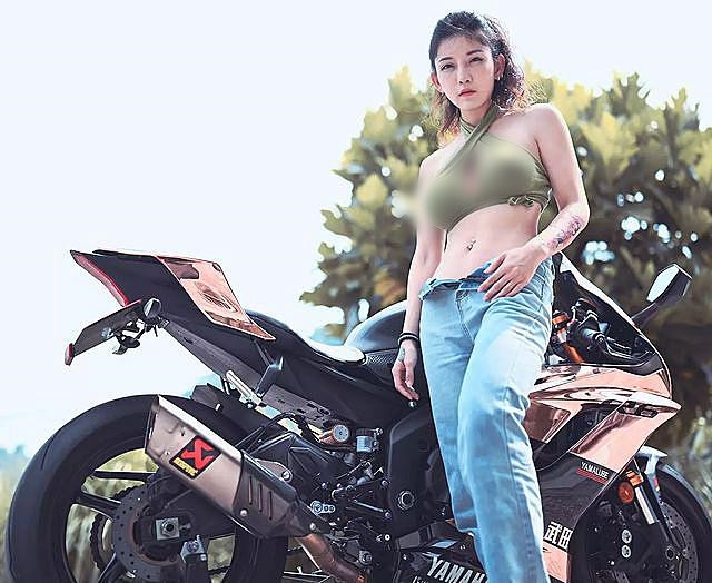 Đáng nói, lần này Chu Nghiên rất táo bạo, không chỉ theo mốt bung khoá cúc quần mà cô nàng còn 'thả rông" vòng một, diện chiếc áo ngắn, cắt xẻ cực hở hang.