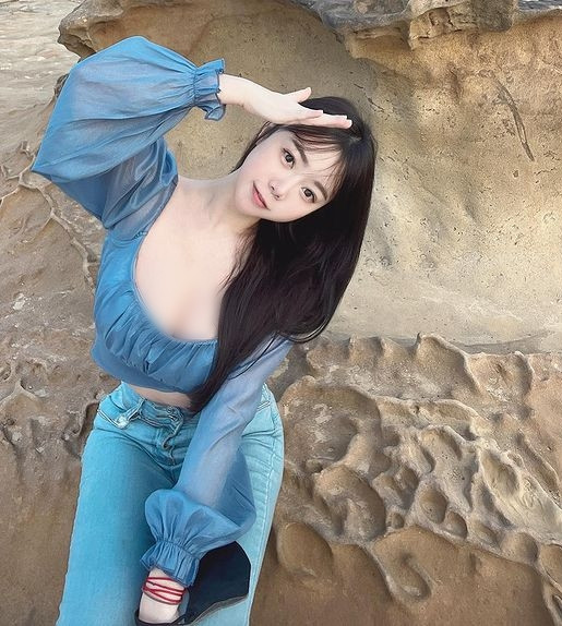 Dù đi sự kiện, làm việc hay dạo phố, đi chơi, Vanessa cũng sẽ chọn các trang phục bó sát, thiếu vải để khoe đường cong cơ thể của mình.