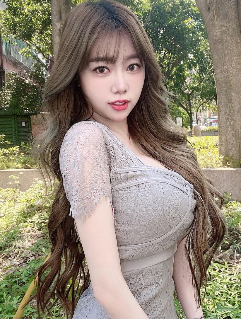 Vanessa là một trong những hot girl rất nổi tiếng người Đài Loan. Cô nàng được biết đến là một trong những hot girl xinh đẹp, gợi cảm tự nhiên, không can thiệp dao kéo.