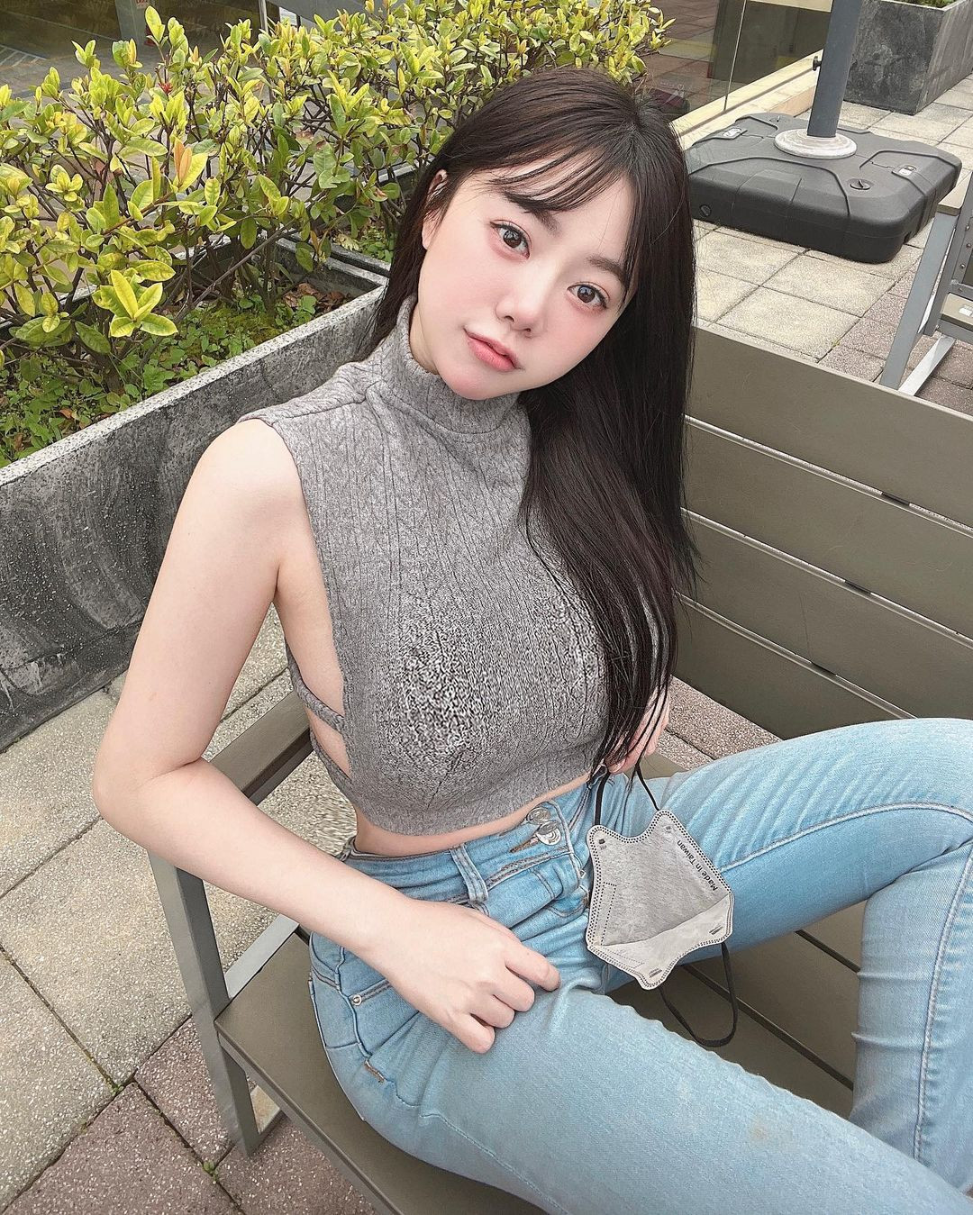 Chỉ cao 1m53 nhưng hot girl rất biết cách phối đồ khoe được tỷ lệ cơ thể vàng của cô nàng.