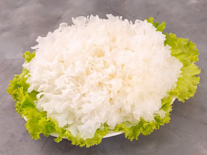 Nấm tuyết 20g, đỗ trọng (sao) 20g, linh chi 10g, đường phèn 150g. Đỗ trọng, linh chi sắc riêng làm 3 lần. Cho nấm tuyết và đường phèn vào nước sắc linh chi, đỗ trọng rồi nấu cho nấm tuyết chín nhừ, thêm đường vừa ăn. Công dụng: Chữa mất ngủ, ù tai, hoa mắt chóng mặt, tăng huyết áp, đau lưng.