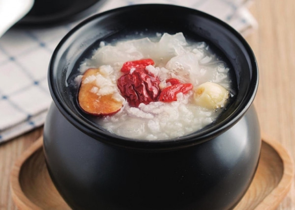 Nấm tuyết cũng chứa nhiều đạm, đường, chất béo, chất xơ, phospho, sắt, magie, kali, natri, canxi, vitamin B2, C.