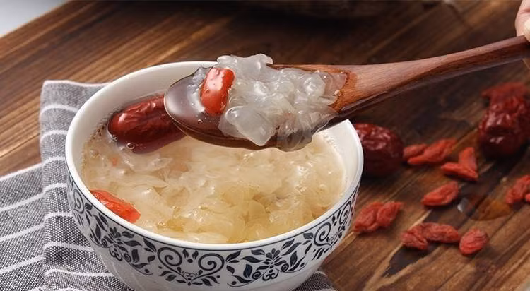 Nấm tuyết 20g, gan lợn 200g, táo tàu bỏ hột 2 quả, gừng tươi 1 lát, gia vị vừa đủ. Tất cả nấu canh ăn. Công dụng: Điều hòa kinh nguyệt. Thường xuyên ăn các món có nấm tuyết sẽ phòng chống được táo bón ở người già, chống khô da, làm da tươi nhuận.