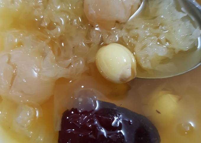 Để sử dụng loại nấm này, người ta thường kết hợp nấu nó như một món ăn bài thuốc, phụ nữ thường xuyên sử dụng nấm tuyết sẽ đẹp, trẻ và khoẻ hơn nhiều. Sau đây là một số món ăn thuốc từ nấm tuyết rất tốt cho sức khỏe: