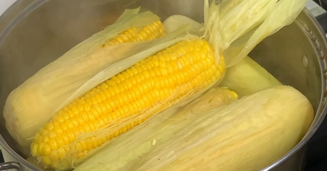Đầu tiên, để luộc được ngô ngon thì trước hết phải biết chọn bắp ngô ngon đã. Nên mua những bắp tươi vỏ xanh không bị khô, râu ngô mềm mượt và cuống không bị thâm héo.