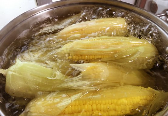 Thường chỉ khoảng 15 phút là ngô chín. Khi chín, nên vớt ra ngay bởi nhiều chất dinh dưỡng của ngô hòa tan trong nước, khi ngâm nước sẽ mất chất dinh dưỡng. Lưu ý, nếu không ăn vội, bạn vẫn nên vớt ngô ra, không bóc vỏ lụa ngô vì những vỏ lụa này có thể giữ được độ ẩm của ngô và tạo vị dẻo, bùi. 
