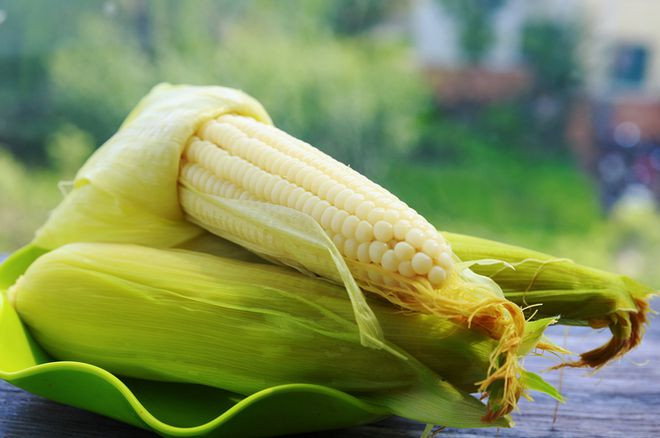 Luộc ngô là cách đơn giản nhất để chế biến loại ngũ cốc này, thế nhưng, nhiều người lại thắc mắc, ngô luộc mua ở ngoài thì mềm, dẻo và ngọt, nhưng ngô mình mua về tự luộc thì nhạt và ăn không ngon.