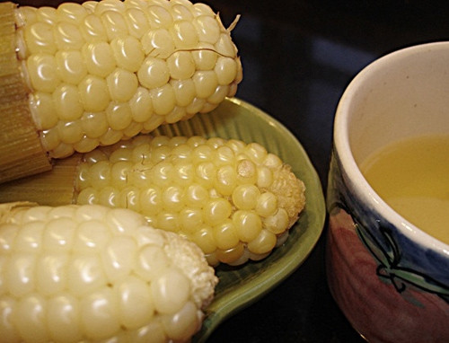 Luộc ngô theo cách này hạt ngô sẽ mềm, dẻo, ngọt, mẩy và căng bóng, mượt mà, ngon không thua gì ngô luộc ở các hàng, quán.