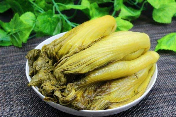 Thứ nhất là rau dưa muối chua, đây được xem là món rau mà tế bào ung thư "thích" nhất. Dù mùa nào thì rau dưa muối chua đều cực dễ ăn, vị thanh lại cực đưa cơm, chế biến được nhiều món như xào, kho, nấu canh, ăn sống kèm với các món khác. (Ảnh minh họa)