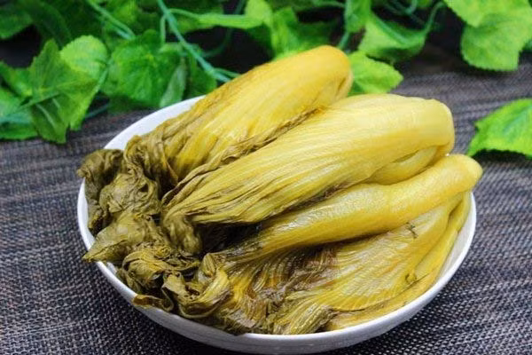 Thứ nhất là rau dưa muối chua, đây được xem là món rau mà tế bào ung thư "thích" nhất. Dù mùa nào thì rau dưa muối chua đều cực dễ ăn, vị thanh lại cực đưa cơm, chế biến được nhiều món như xào, kho, nấu canh, ăn sống kèm với các món khác. (Ảnh minh họa)