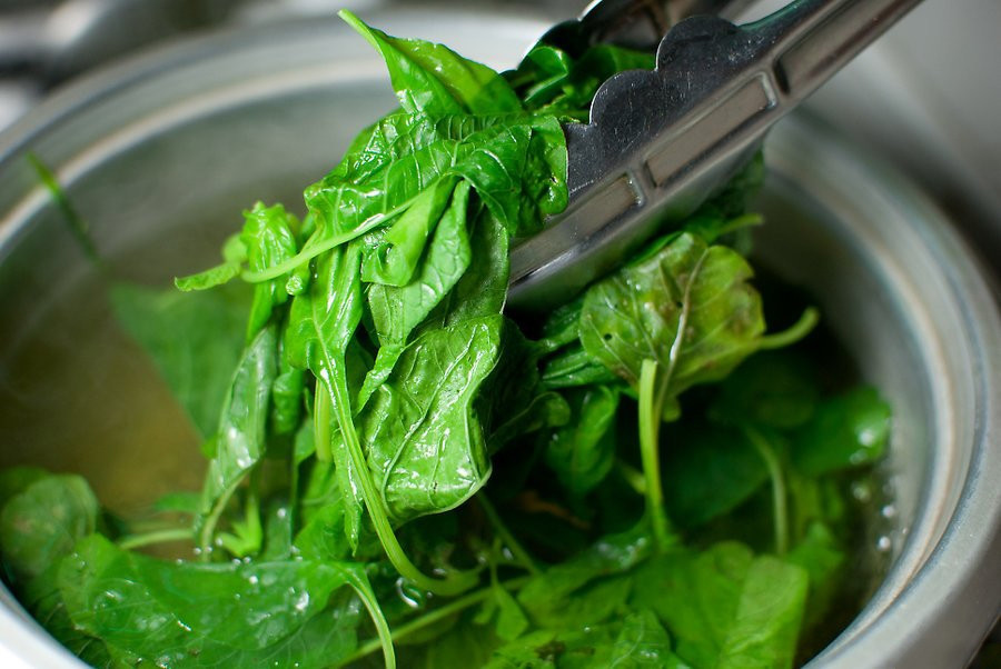 Khi đi vào dạ dày, nitrit sẽ hình thành N-nitroso. Ăn nhiều những loại rau xào, rau luộc hay canh để qua đêm trong tủ lạnh thường xuyên và kéo dài là nguyên nhân gây ung thư thực quản, ung thư dạ dày.