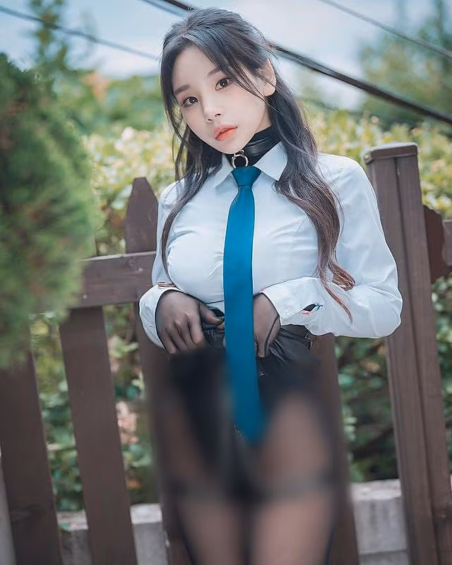 Yuri từng chia sẻ, cô nàng theo hình ảnh quyến rũ, táo bạo, sẽ thường xuyên thay đổi phong cách, vì thế người hâm mộ cũng không mấy ngạc nhiên.