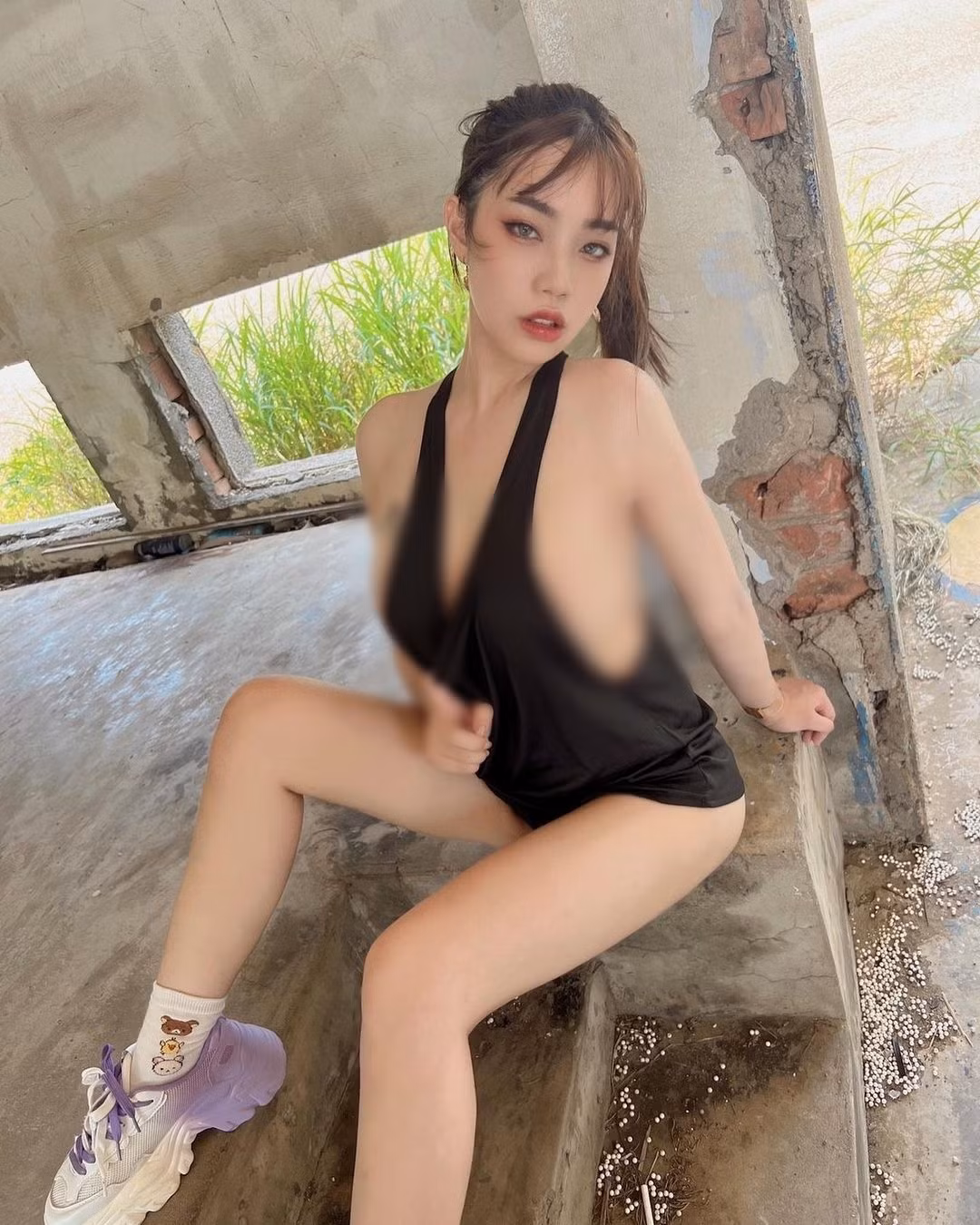 Qua những hình ảnh có thể thấy được, hot girl này đi giày thể thao, trên người chỉ mặc độc một chiếc áo ba lỗ dài, thả rông vòng một, khoe đường cong tràn ngập hơi thở thanh xuân.