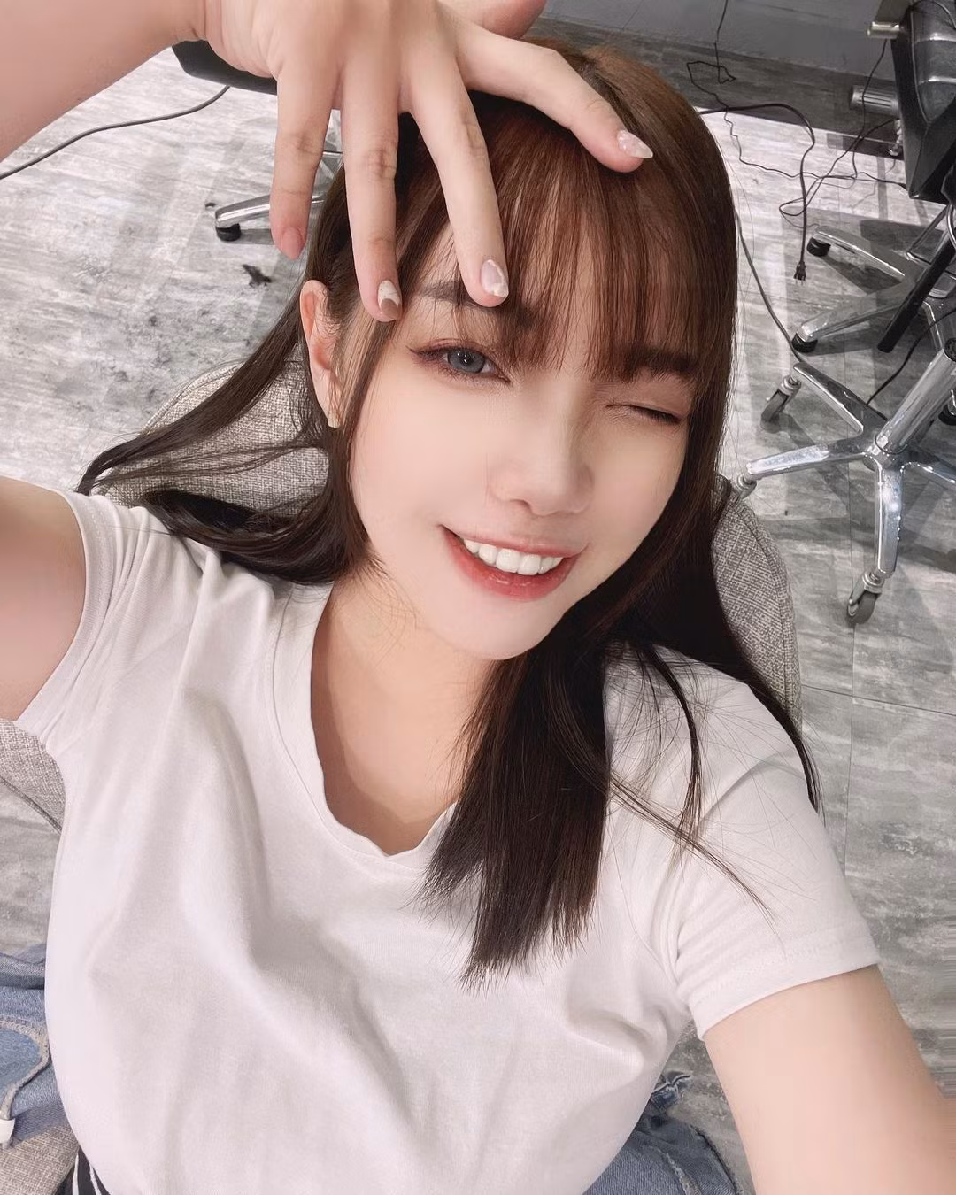 Ngay sau khi những hình ảnh này được lan truyền, danh tính của hot girl trong ảnh cũng được tìm ra, đó là hot girl Bảo Bảo.