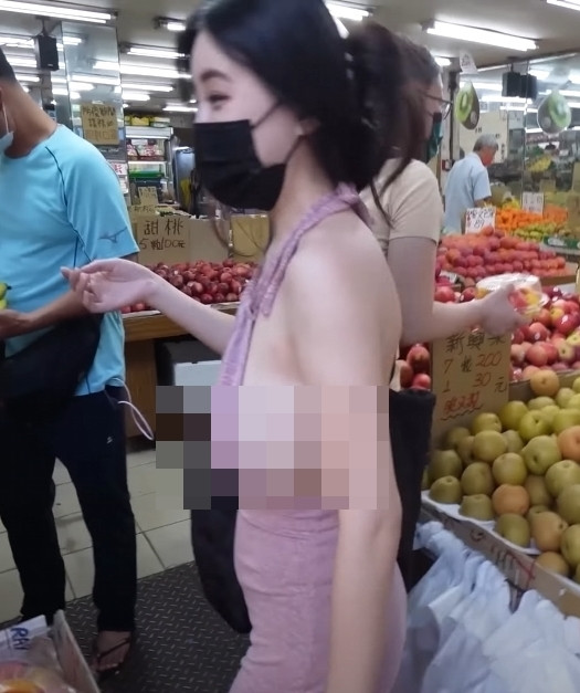 Mới đây, trên mạng lan truyền những hình ảnh chụp một hot girl ngực khủng đi mua sắm ở chợ truyền thống.