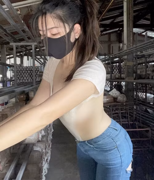 Nổi tiếng với những hình ảnh gợi cảm, nóng bỏng khi làm nông, Niparat Konyai còn được mệnh danh là hot girl nông dân, mỹ nữ làm nông.