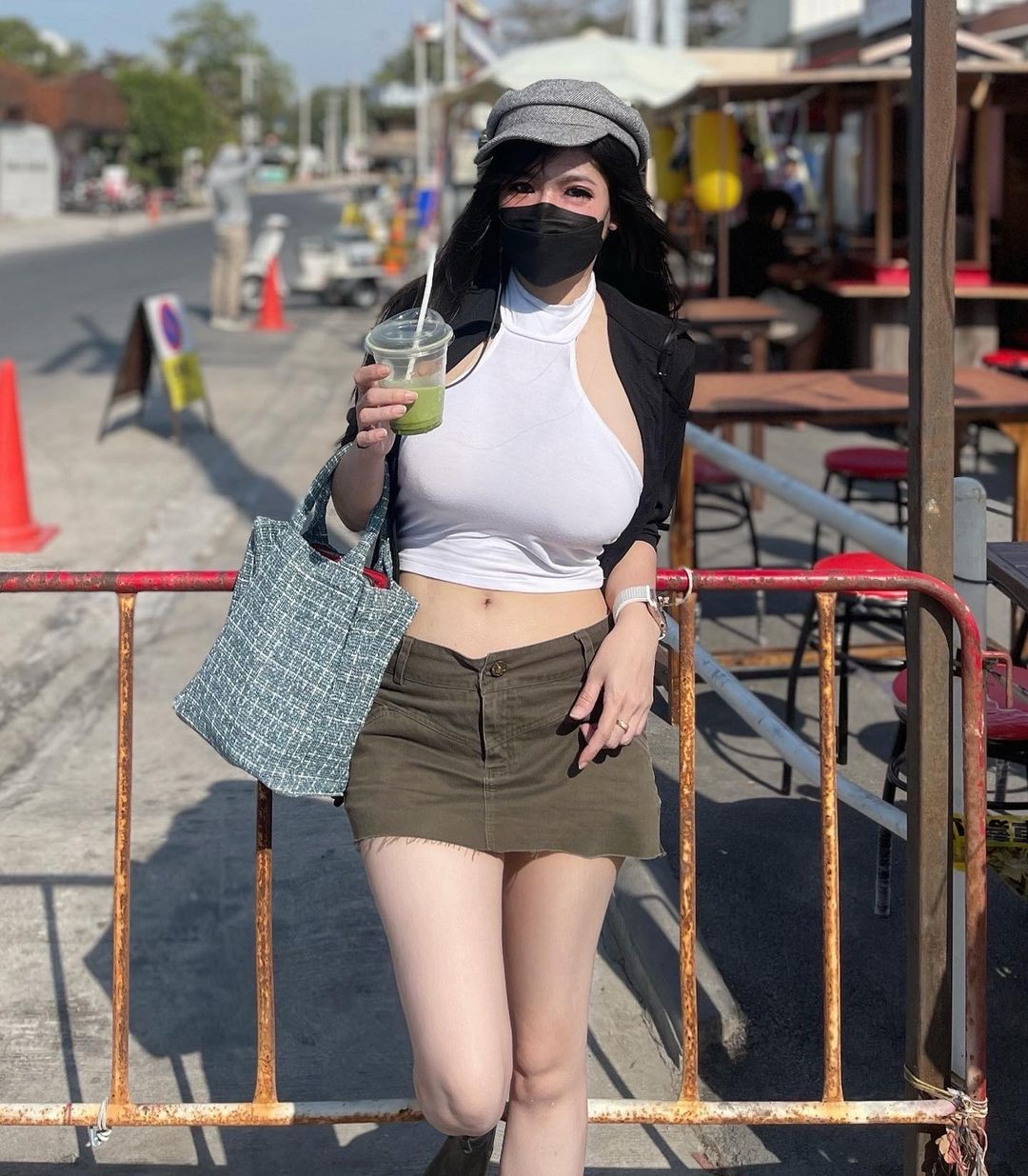 Theo tìm hiểu, Niparat Konyai là một trong những hot girl Thái Lan cực nổi tiếng. Cô nàng sở hữu hàng triệu người hâm mộ cả ở trong và ngoài nước.