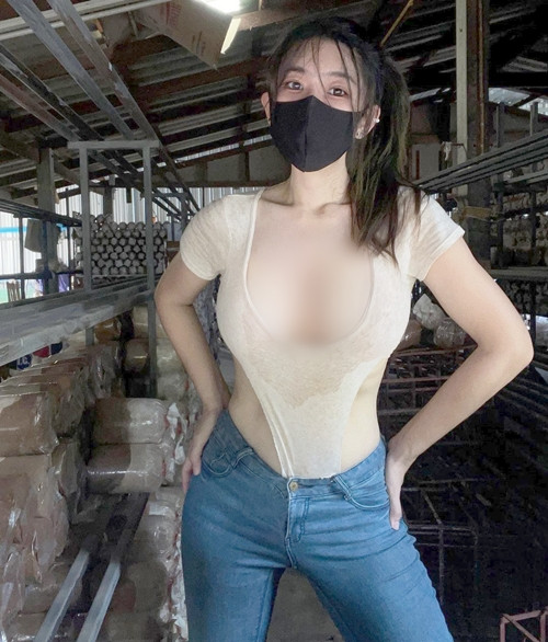 Trong những hình ảnh này, hot girl Niparat Konyai diện một chiếc áo thun màu da được cắt xẻ táo bạo hai bên hông, ngực khoét sâu, khoe vòng một nở nang, đầy đặn, đáng tự hào của cô nàng.