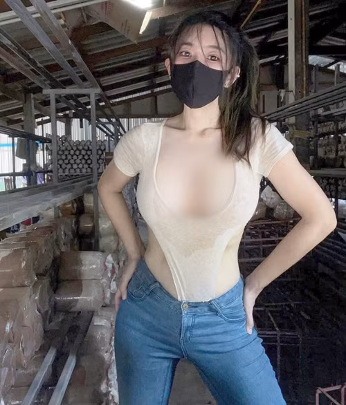 Trong những hình ảnh này, hot girl Niparat Konyai diện một chiếc áo thun màu da được cắt xẻ táo bạo hai bên hông, ngực khoét sâu, khoe vòng một nở nang, đầy đặn, đáng tự hào của cô nàng.