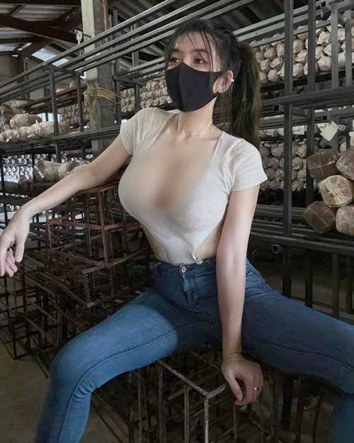 Những ngày gần đây, hot girl Niparat Konyai lại tiếp tục khiến dân tình xôn xao khi khoe những hình ảnh cô nàng đi kiểm tra và thu hoạch nấm rơm.