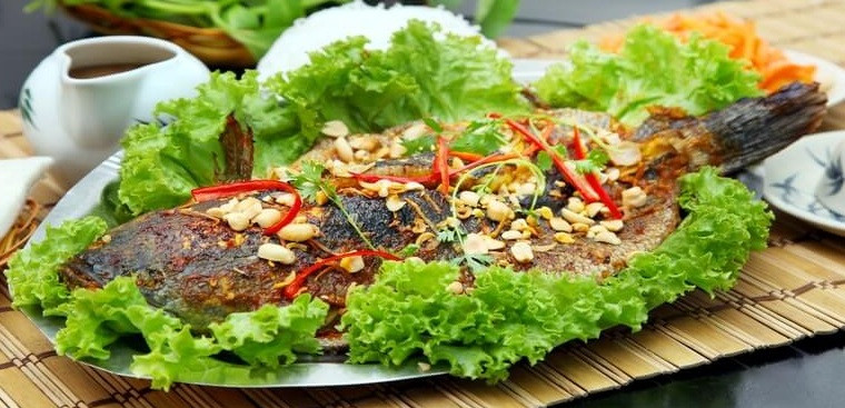 4. Cá nướng Cách ăn cá kiểu nướng này thực sự không giúp ích nhiều cho sức khỏe. Trong quá trình chế biến món cá nướng, cần bổ sung một lượng lớn dầu để nướng cho thơm, cho đỡ cháy, điều này làm cá có hàm lượng dầu cao.