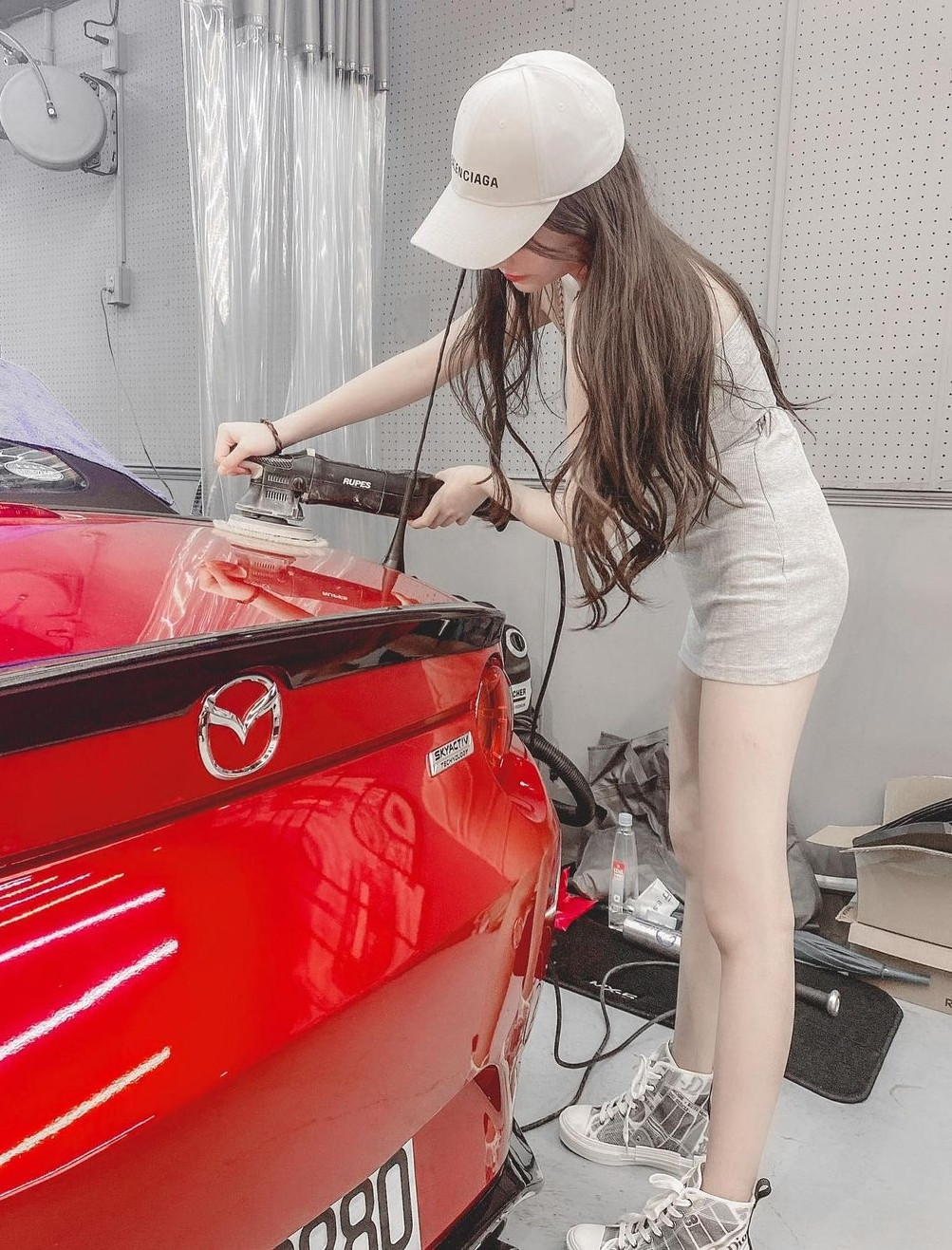 Rất nhanh sau đó, danh tính của hot girl rửa xe được tìm ra, đó là Quân Quân, một trong những hot girl gợi cảm mới nổi.