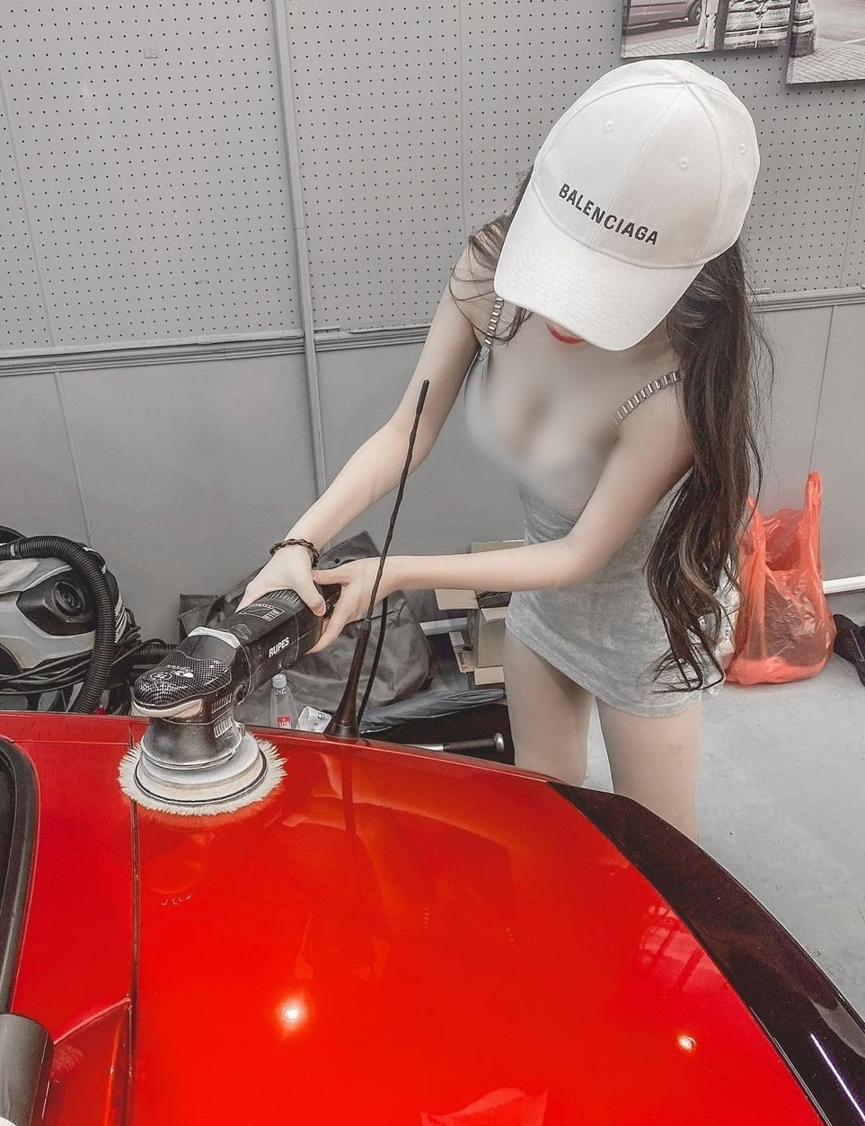 Những ngày gần đây, cư dân mạng Trung Quốc lan truyền những hình ảnh về một hot girl nóng bỏng đang rửa xe. Cô nàng đội mũ, không lộ mặt nhưng vẫn gây chú ý lớn nhờ thân hình mảnh mai thon thả và bộ ngực khủng.