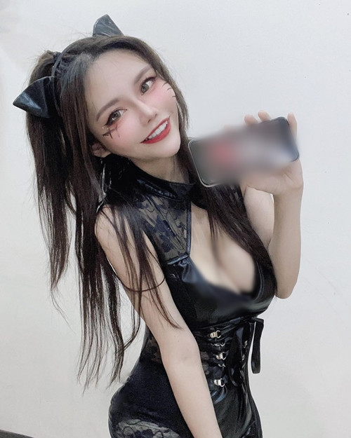 Hot girl này chơi thành thạo đàn tranh, đàn tỳ bà, đàn piano, cello, đàn liễu cầm, đàn hạc.